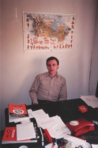Jan Hrabina v kanceláři provozního ředitele Respektu, Praha, 2. dubna 1990
