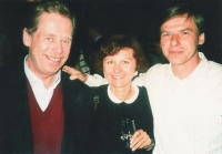 Manželé Hrabinovi a Václav Havel na oslavě šedesátin Olgy Havlové, Praha-Nusle, 1993