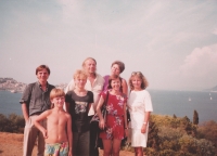 Manželé Hrabinovi s rodinou Svatopluka Karáska na ostrově Elba, rok 1990