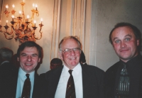 Jan Hrabina s Alfrédem a Michaelem Kocábovými, nejpíš na Pražském hradě, 1999