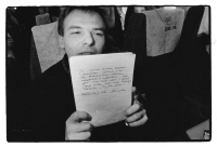 Jan Hrabina na cestě z Moskvy, kde byl se státní delegací, únor 1990, foto: Bohdan Holomíček