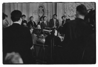 Jan Hrabina (vlevo nahoře) na sovětském ministerstvu kultury, které navštívil se státní delegací, Moskva, únor 1990, foto: Bohdan Holomíček