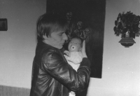 Jan Hrabina s dcerou Julií tři týdny před zatčením, Praha, 11. dubna 1981