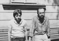 Jan Hrabina a jeho ošetřující lékař Zdeněk Tomš (studentský vůdce z konce 60. let) v psychiatrické léčebně Bohnice, léto roku 1974