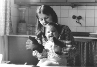 Zdeňka Hrabinová s dcerou Julií v době, kdy byl Jan ve vězení, Praha, 1982
