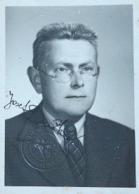 Memorial's great-grandfather from the mother's side with artistic talent. Employee photo of Poštovní spořitelna from 1940. Prague.
