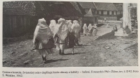 cesta z kostola v roku 1942, v pozadí škola, kde sídlil partizánsky štáb aj nemecké jednotky