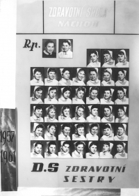 Marie Svatošová, maturitní tablo, 4. řádek shora, 4. zleva. Vlevo nahoře ředitelka školy Votýpková, vedle třídní učitelka Propilková. 1961.