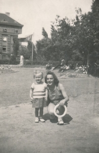 Hedvika Stránská s o třináct let mladší sestrou