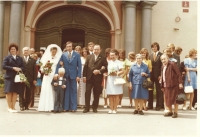 Svatební foto po nezbytném civilním obřadu před zámečkem v Libni a před svatbou v kostele sv. Jiří v Hloubětíně, pozvána byla jen úzká rodina a tety a strýcové s rodinami, asi 100 lidí