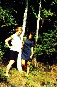 Marie Svatošová (left) with her sister Jana, 1973