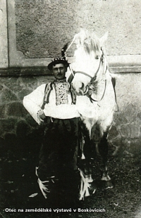Otec Karel Dvořáček na zemědělské výstavě v Boskovicích