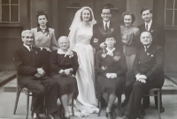 Svatební fotografie Bořivoje a Marian Maláčových, Vlastislav vpravo se ženou Jiřinou, Praha 16. dubna 1949