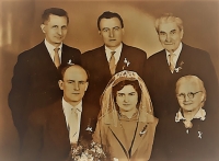 Svatební fotografie Jiřiny, sestry pamětníka, Vlastislav vlevo, 1978