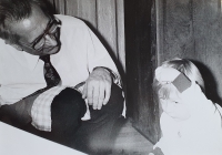 Vlastislav Maláč doma se synem, Praha 1980