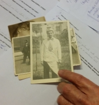 Rudolf Kupka ukazující tradiční pekařský úbor