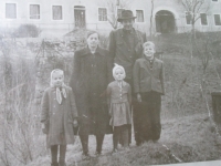 Rodinné foto – Karl vpravo na snímku