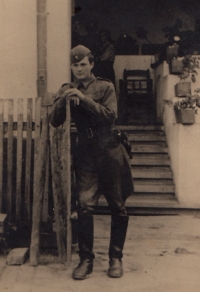 Bořivoj Sedláček 18letý, krátce po demobilizaci, snímek u vchodu do domu v Gudovci, červen 1945