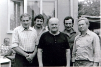 Bořivoj se svými bratry, vpředu Mečislav a Václav, za nimi Bořivojovi synové, Bořivoj a Stanislav, cca 1988