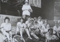 Družstevnice po sběru kamení, u domu Metoděje Ondrucha v Horní Bečvě