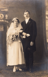 Parents Aloisie and Alois Heller, Lands, 1920