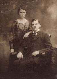 Parents Aloisie and Alois Heller, 1921
