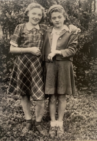Betka (vľavo) s kamarátkou zo školy