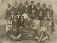 Alžbetka na štátnej strednej škole v Malinove vo výberovej triede (tretí rad, tretia zľava)