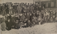 Čičmanské deti na školskom dvore počas druhej svetovej vojny, keď ešte škola fungovala