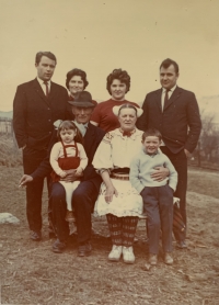 rodinná fotografia rodiny Hlasicovej - mama Irena, otec Peter, Alžbeta a Irena s rodinami
