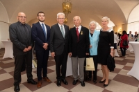 S rodinou při udělení Záslužného kříže spolkové země Bádensko-Würtembersko s premiérem W. Kretschmannem, r. 2019 