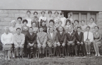 Pedagogický sbor a pan Kubiš již jako ředitel, 1965