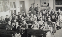 Josef Kubiš vzadu vlevo se svojí třídou v Zubří, 1955