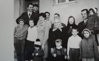Fotografie rodiny ze strany manželky, Josef Kubiš vlevo 