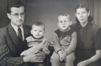 Rodinná fotografie: vlevo Josef Kubiš s mladším synem Karlem, vedle manželka Marie s jejich druhým synem Josefem, 1955