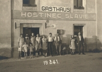 Před hospodou ve Straškově pod Řípem, kterou provozovali rodiče tatínka pamětnice, Marie a Karel Lierovi