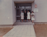 Učitelský sbor u nové MŠ, Hrňová Bohumila, Bartoňová Helena, Lierová Karla, Straková Iva 1983