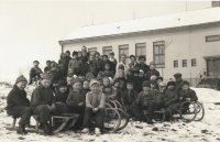 Národní škola Boršov, pamětnice v popředí, 1957