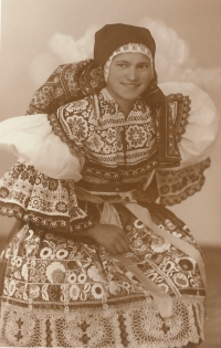 Maminka pamětnice Marie Lierová v kyjovském kroji, 1938