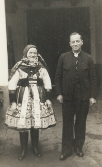 Her grandparents Božena and Antonín Hnilica, year unknown