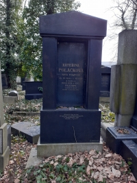 Rodinný hrob Poláčkových s pamětní deskou věnovanou vzpomínce na Huga, Mínu a Leoše Poláčkovy zavražděné v Osvětimi roku 1944; Kateřina Poláčková byla pamětníkova prababička