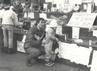 Před sochou sv. Václava na Václavském náměstí v Praze, 24. listopadu 1989