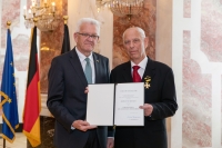 Udělení Záslužného kříže spolkové země Bádensko-Würtembersko premiérem W. Kretschmannem, r. 2019