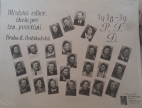 Školní tablo z roku 1939, Věra je v levém sloupci, v prostřední řadě vpravo