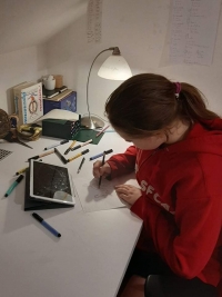 Rebeka Nečasová, členka týmu, při práci na projektu