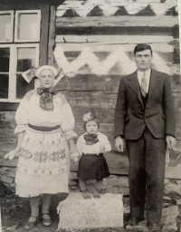 Alžbetka s rodičmi pred domom v Čičmanoch