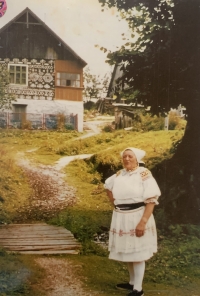 mama Irena Hlasicová pred Alžbetiným rodným domom v Čičmanoch 