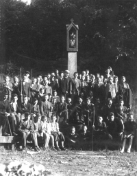 Two classes of the Velehrad Grammar school on a full-day hike in Chřiby, probably on Holý Kopec, mg. Špidlík on the far left in the second row