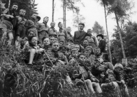 Terciáni velehradského gymnázia (ročník 1946/7) s mg. Vincentem Dančo. Chřiby, snad Komínky. Zleva nahoře druhý St. Peroutka a pod ním jen na půl obličeje Ant. Krejčiřík. Čtvrtý vlevo od mg. Dančo je Stojaspal