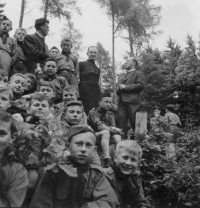  Terciáni (ročník 1946/7) Chřiby, snad Komínky, P. provinciál Fr. Šilhan a P. generální Ševela
